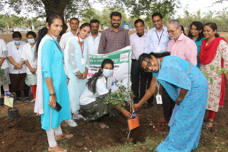 महाराष्ट्र आरोग्य विज्ञान विद्यापीठाच्या वर्धापन दिनानिमीत्त  एमआयडीएसआर दंत महाविद्यालयात वृक्षारोपण  एक विद्यार्थी - एक झाड उपक्रमांतर्गत विद्यार्थ्यांवर वृक्ष संगोपनाची जबाबदारी