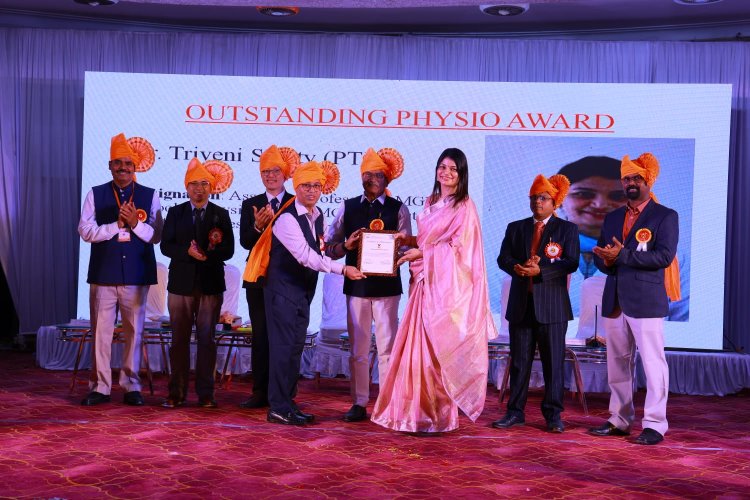 फिजिओथेरपी क्षेत्रातील तज्ज्ञांचा ‘इलेक्ट्रोकॉन २०२५’ मध्ये गौरव देश-विदेशातील तज्ज्ञांना पुरस्कार देत मान्यवरांच्या हस्ते गौरव