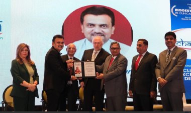 मुख औषधशास्त्र व क्ष – किरण शास्त्रातील  राष्ट्रीय चरक पुरस्कार डॉ. अभय कुलकर्णी यांना प्रदान  चिलीचे कॉन्सुल जनरल गुस्तोवो गोंझालेझ यांच्या हस्ते डॉ. कुलकर्णी यांना पुरस्कार