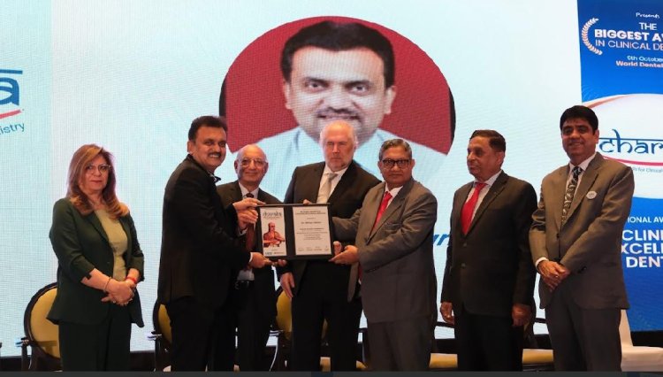 मुख औषधशास्त्र व क्ष – किरण शास्त्रातील  राष्ट्रीय चरक पुरस्कार डॉ. अभय कुलकर्णी यांना प्रदान  चिलीचे कॉन्सुल जनरल गुस्तोवो गोंझालेझ यांच्या हस्ते डॉ. कुलकर्णी यांना पुरस्कार